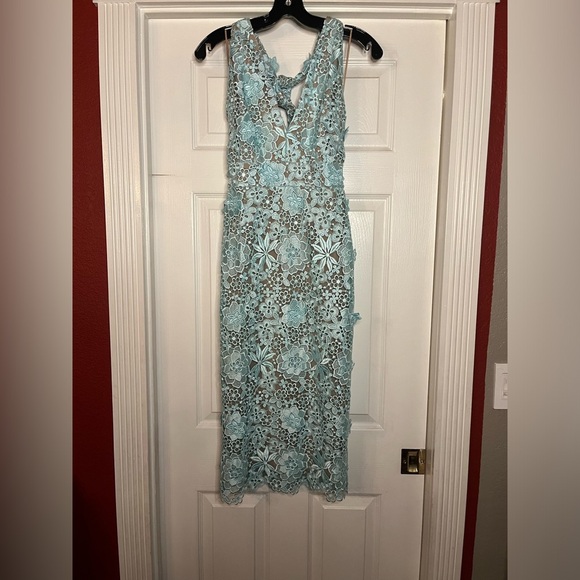 Dress the Population Dresses & Skirts - Dress the Population- NWOT Gorgeous Halter Tie Lace Midi Dress. Size XS.